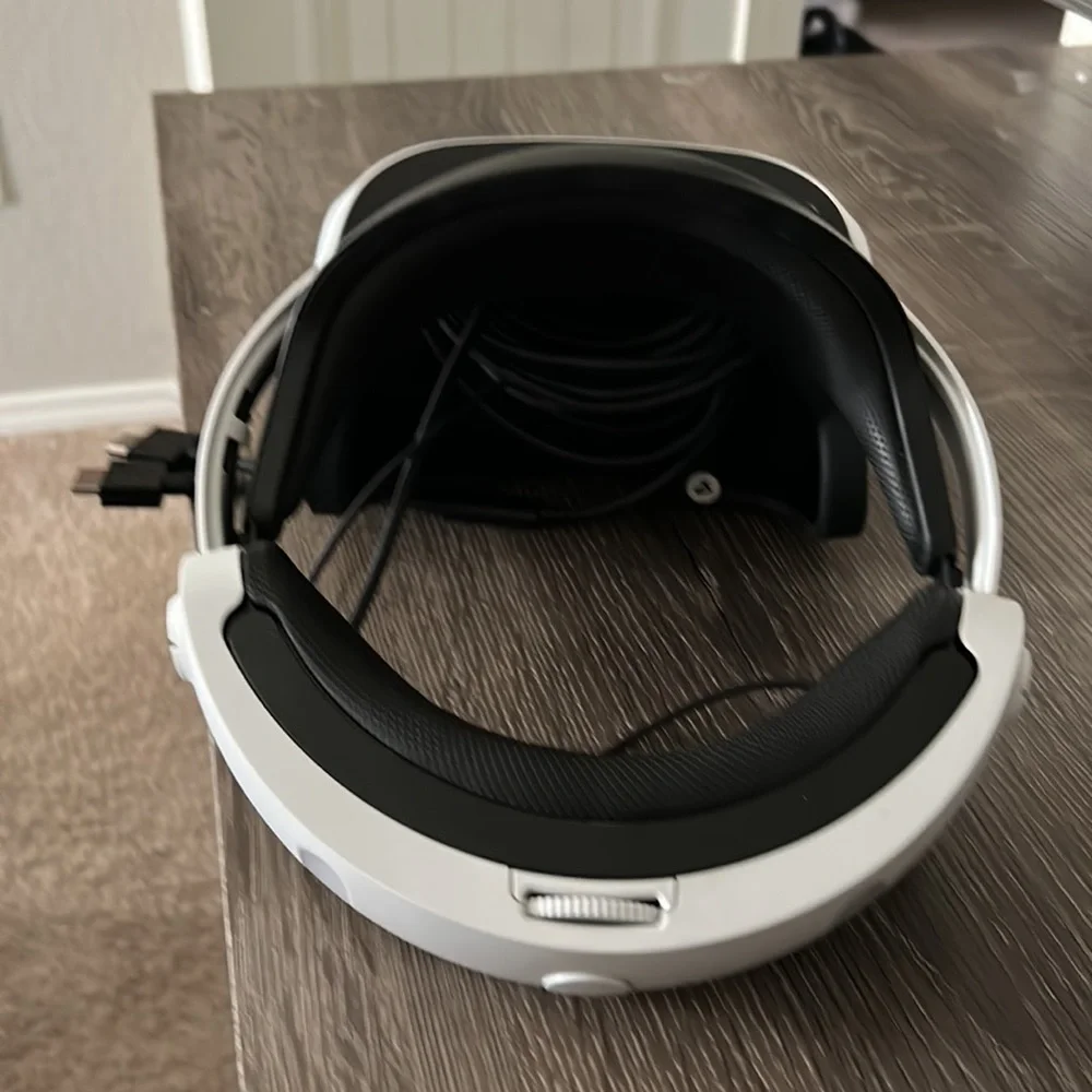 COPY - Ps4 vr headset comes with all parts except the camera. Doesn’t have box.